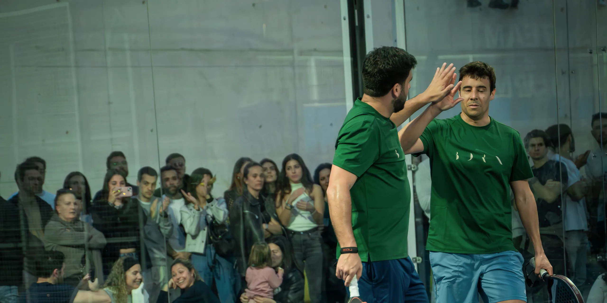 pareja con equipación PTG en posición de resto
