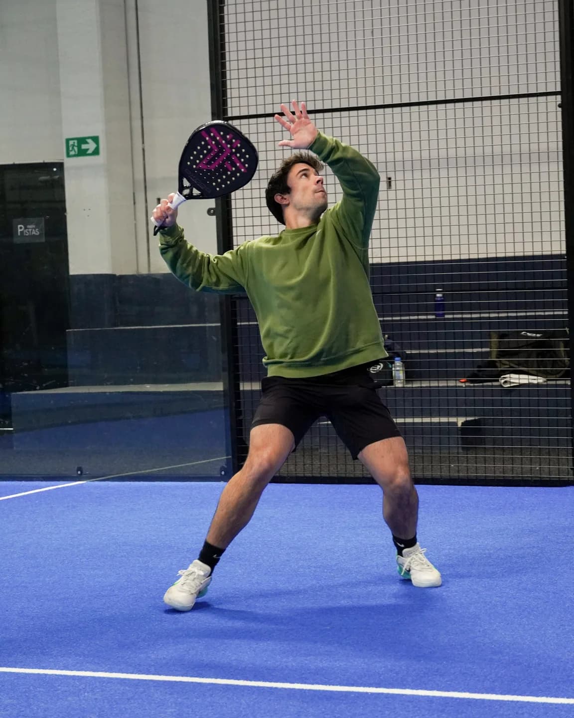 jugador estirándose a por un remate en pista interior