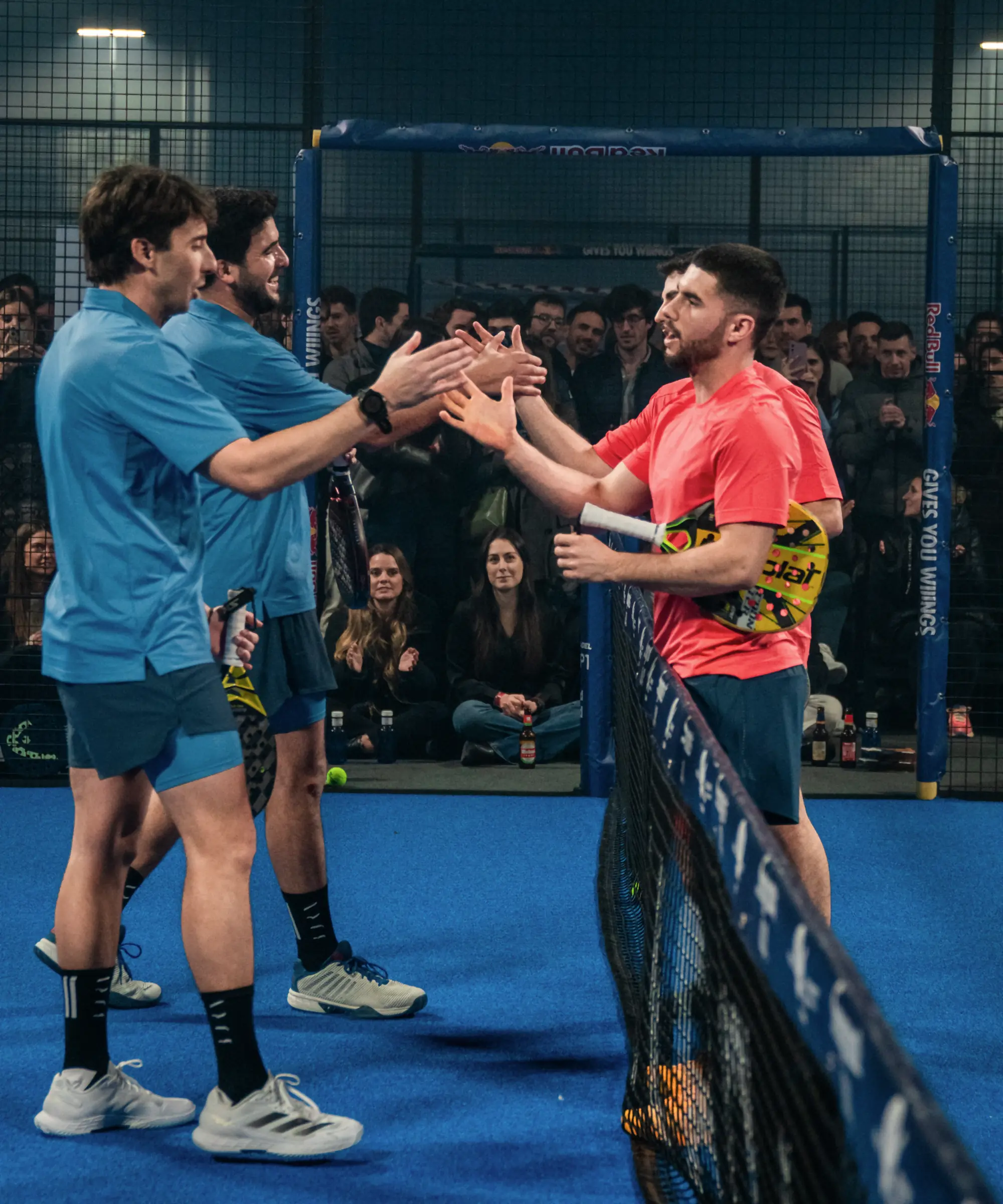 hero /madrid · choque de manos en la red al acabar la final, con la grada llena