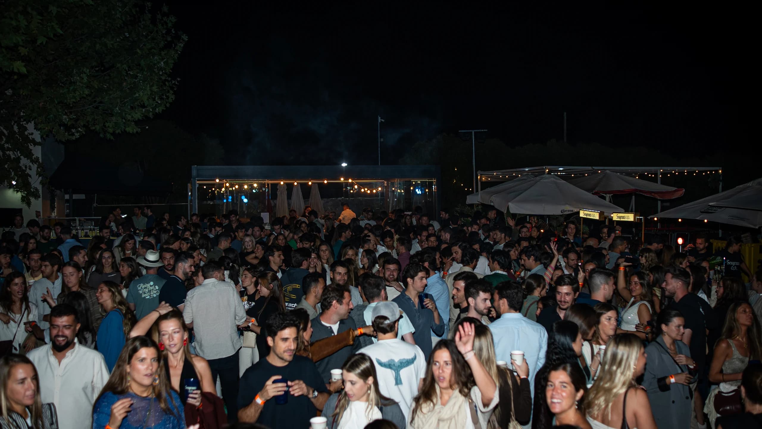 terraza del club llena de noche · postpádel