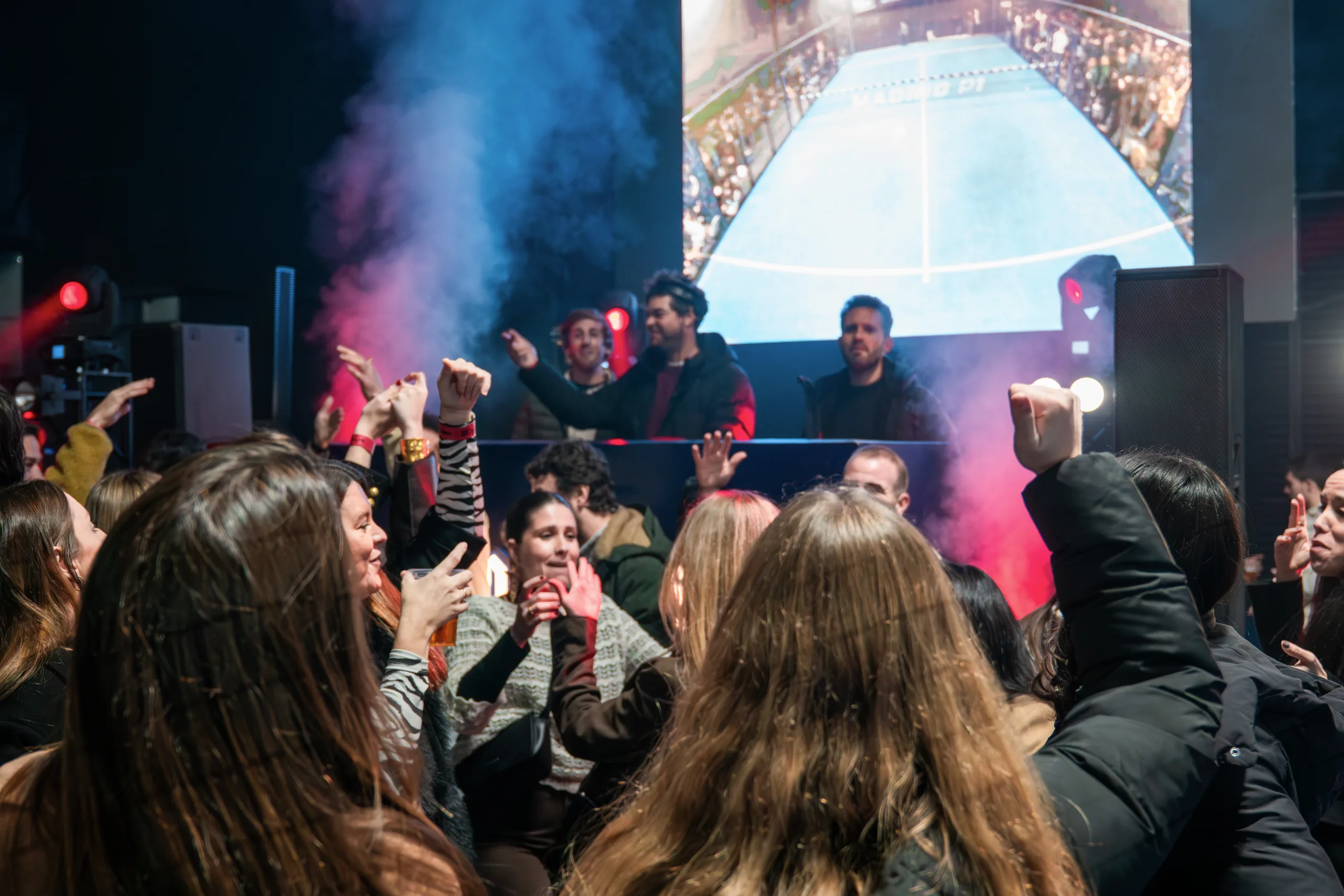 fiesta postpádel · gente bailando frente al escenario