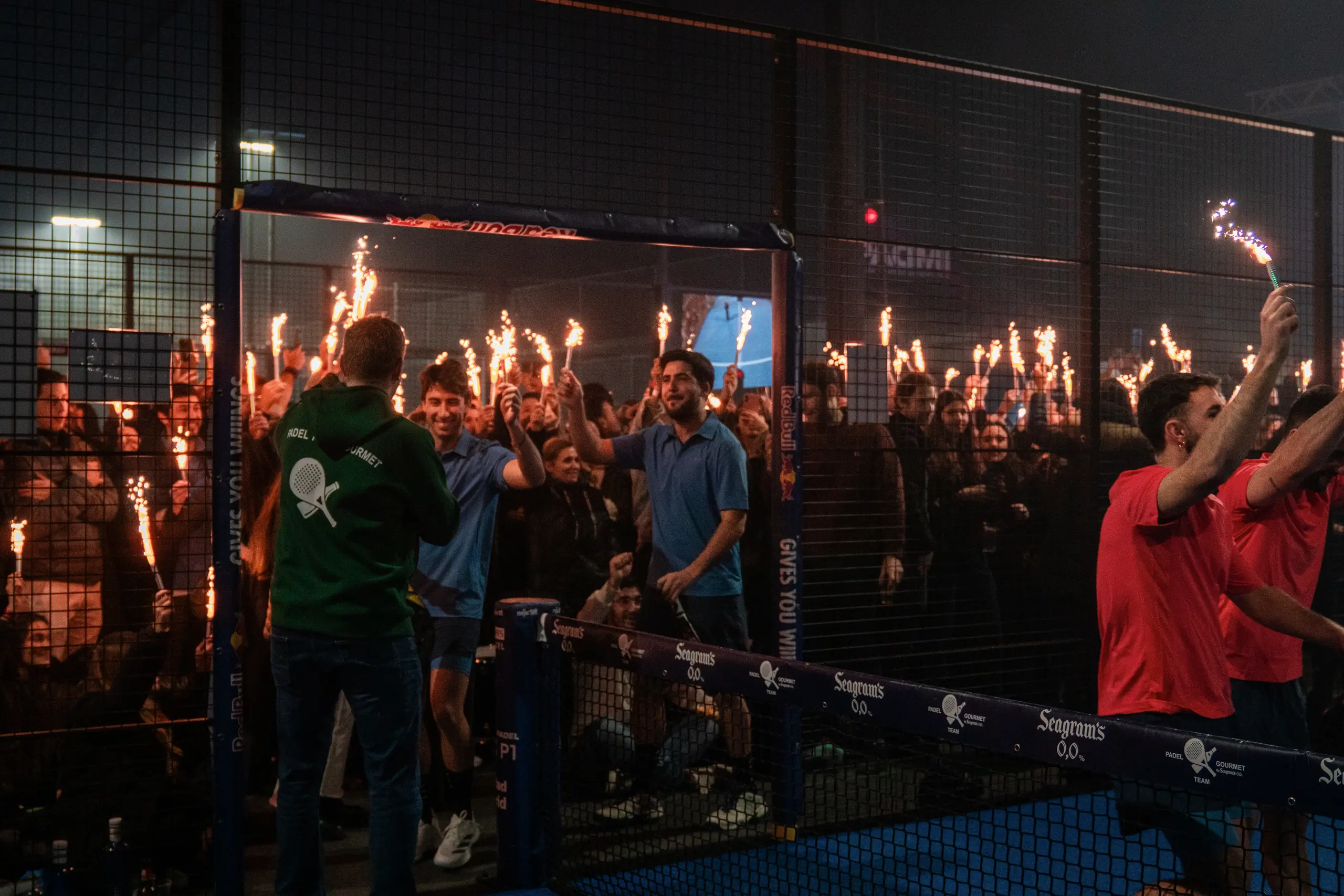 fin de torneo con público y bengalas en pista interior
