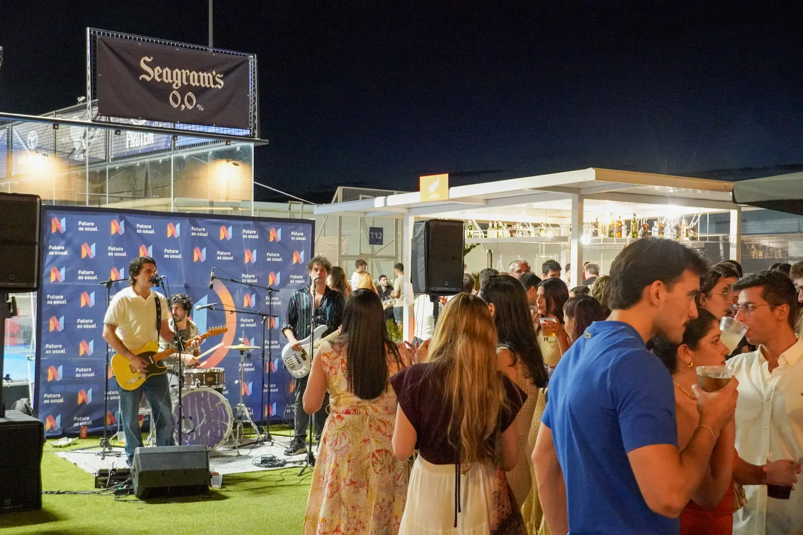 directo y copas en la fan zone de un evento