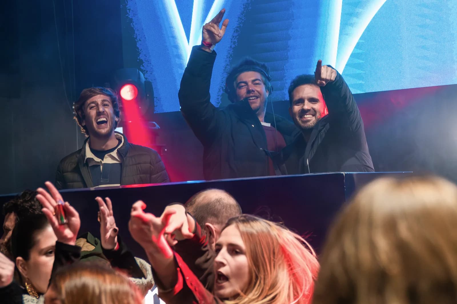 DJ y público celebrando en la fiesta del torneo