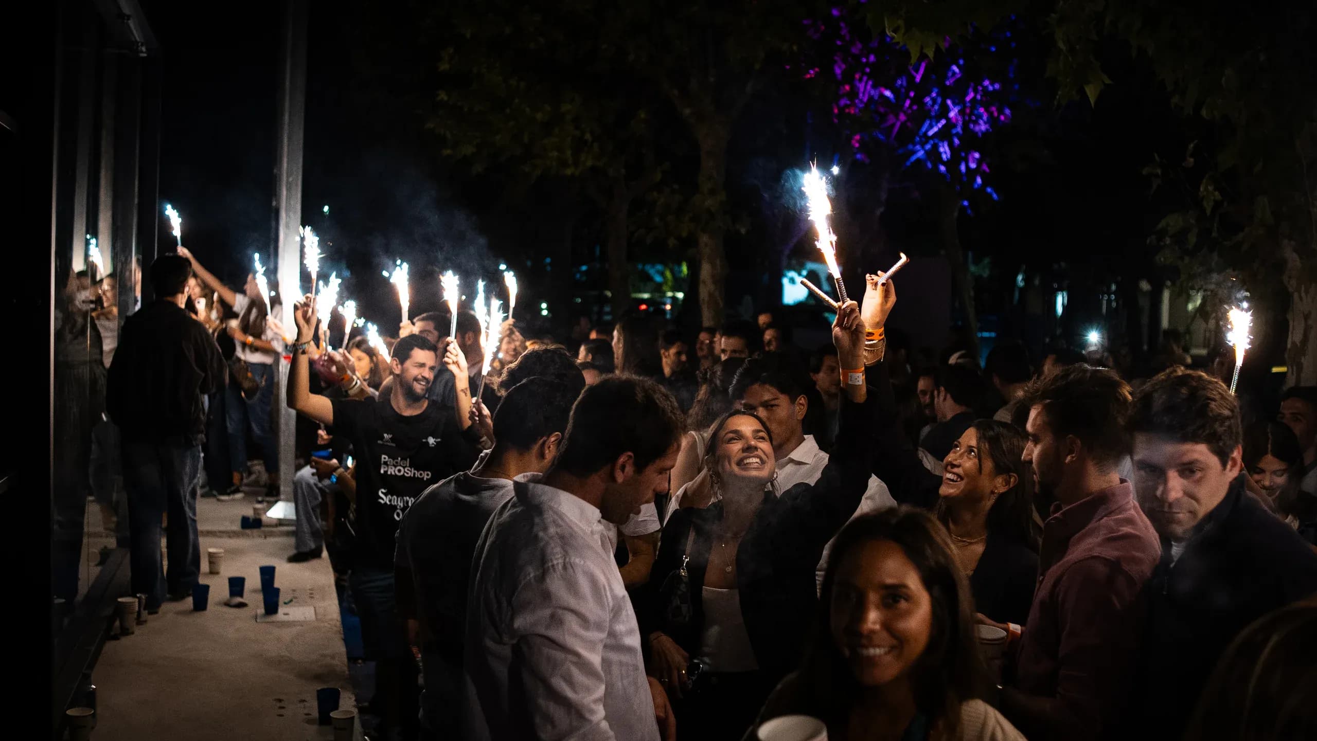 postpádel de noche · bengalas en la terraza (prestada de Madrid hasta tener fotos de Barcelona)