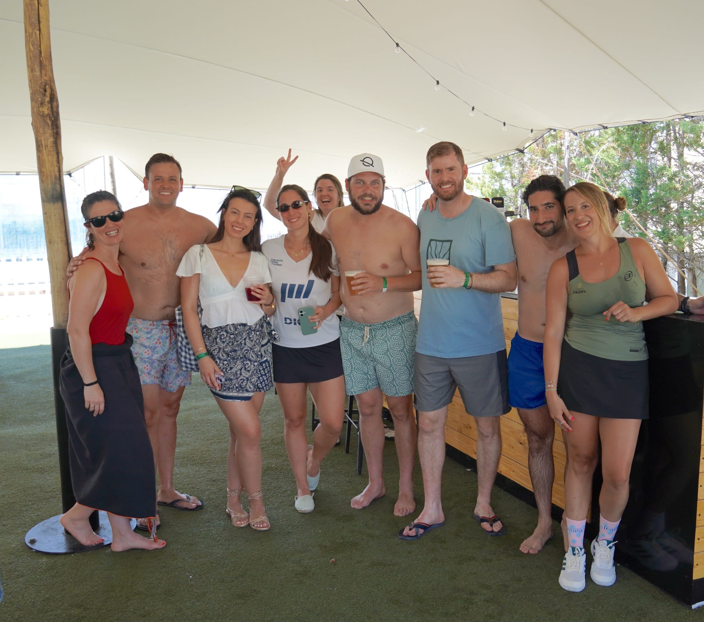 Team Competitions da la bienvenida al verano con una jornada de pádel, piscina y comunidad